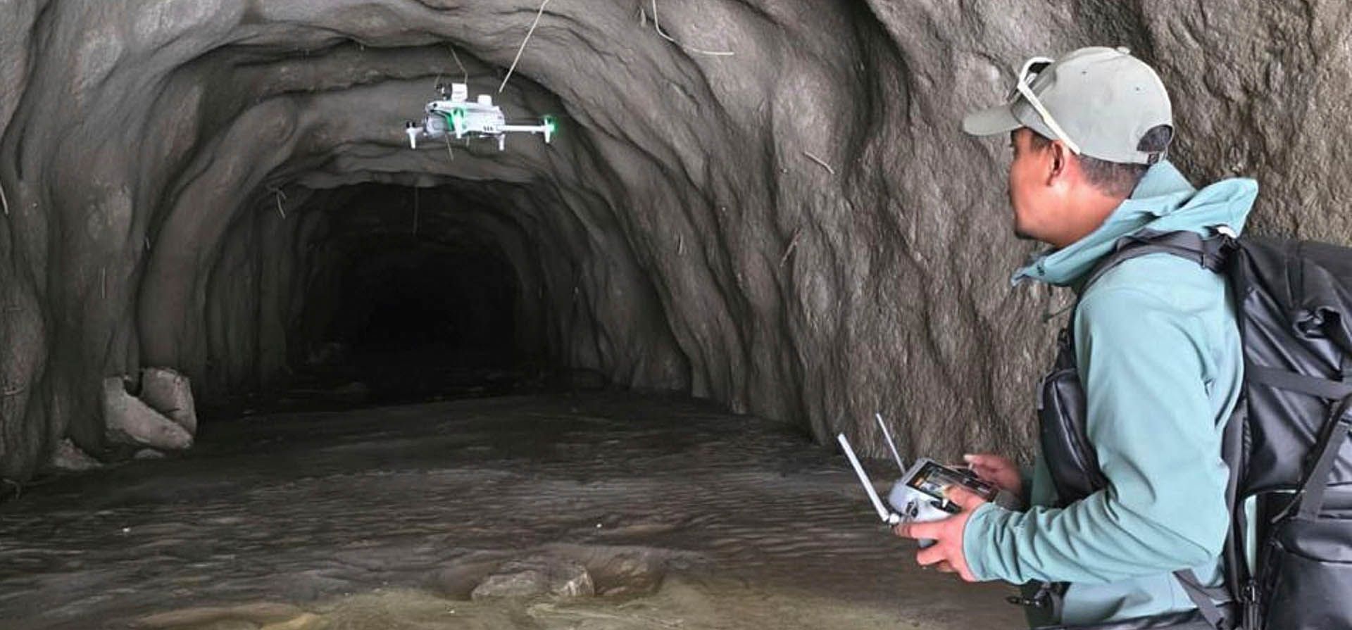 Manish Maharjan opera un dron a la entrada de un túnel en la instalación Rashuwaghadi en el distrito Rasuwa, Nepal, el 31 de agosto del 2026. (Manish Maharjan vía AP)