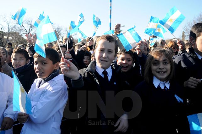 Los alumnos de la Ciudad prometieron lealtad a la Bandera en el Parque Garay