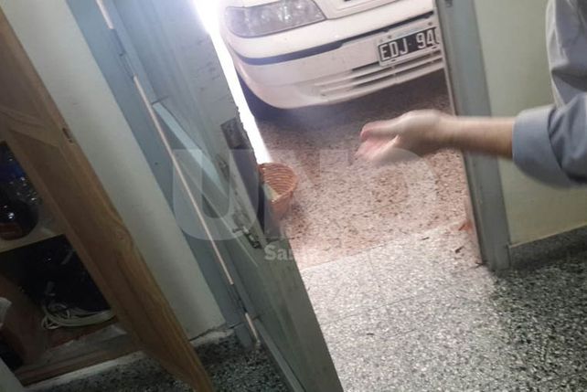 Puerta interna de la casa parroquial que el ladrón forzó y rompió