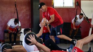 Encantado. Frank saluda a un futbolista durante los ejercicios. Una imagen que quiere repetir con un refuerzo.