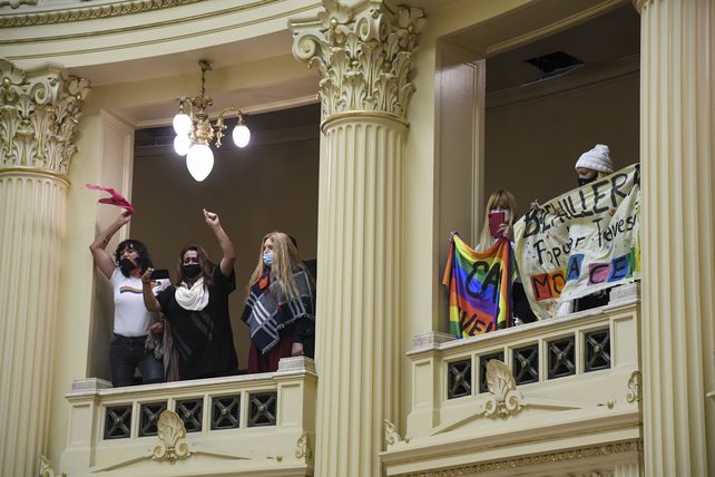 La sesión fue seguida desde el recinto de la Cámara alta por representantes de la comunidad trans.