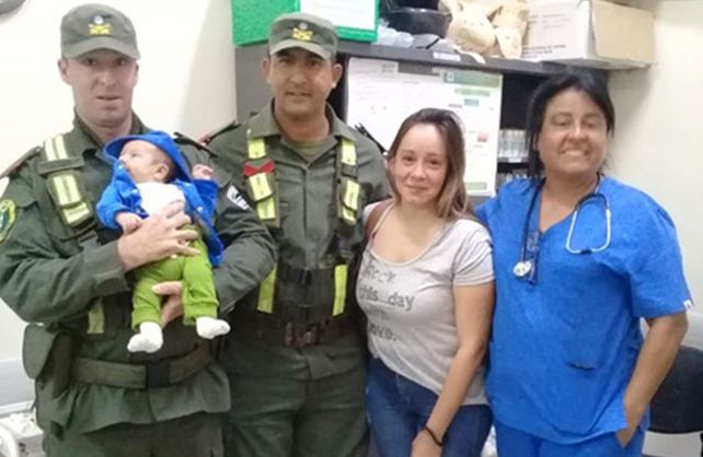 Los Gendarmes junto a la mamá