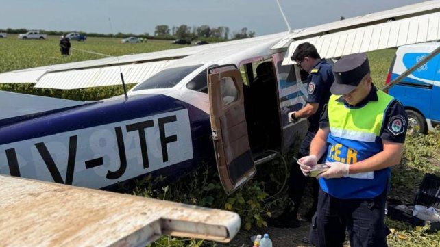 La Policía de Entre Ríos avanza en la investgación por la avioneta narco abandonada en San Gustavo. Perra adiestrada detectó olor muerto a sustancias ilícitas. Estiman que regresaba tras entregar la droga
