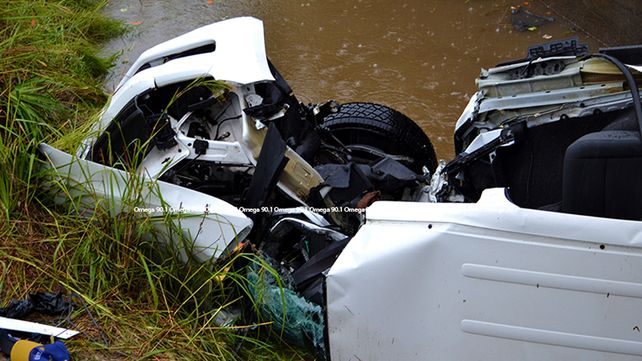 Una camioneta cayó al vacío y un joven sufrió fracturas en ambas piernas