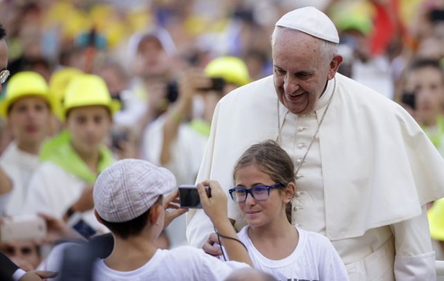 Recuerdo. Francisco posa junto a dos niños. Fue esta semana