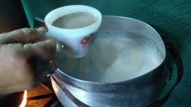 VIDEO: En barrio Güiraldes hicieron chocolatada para los chicos y buseca para las familias