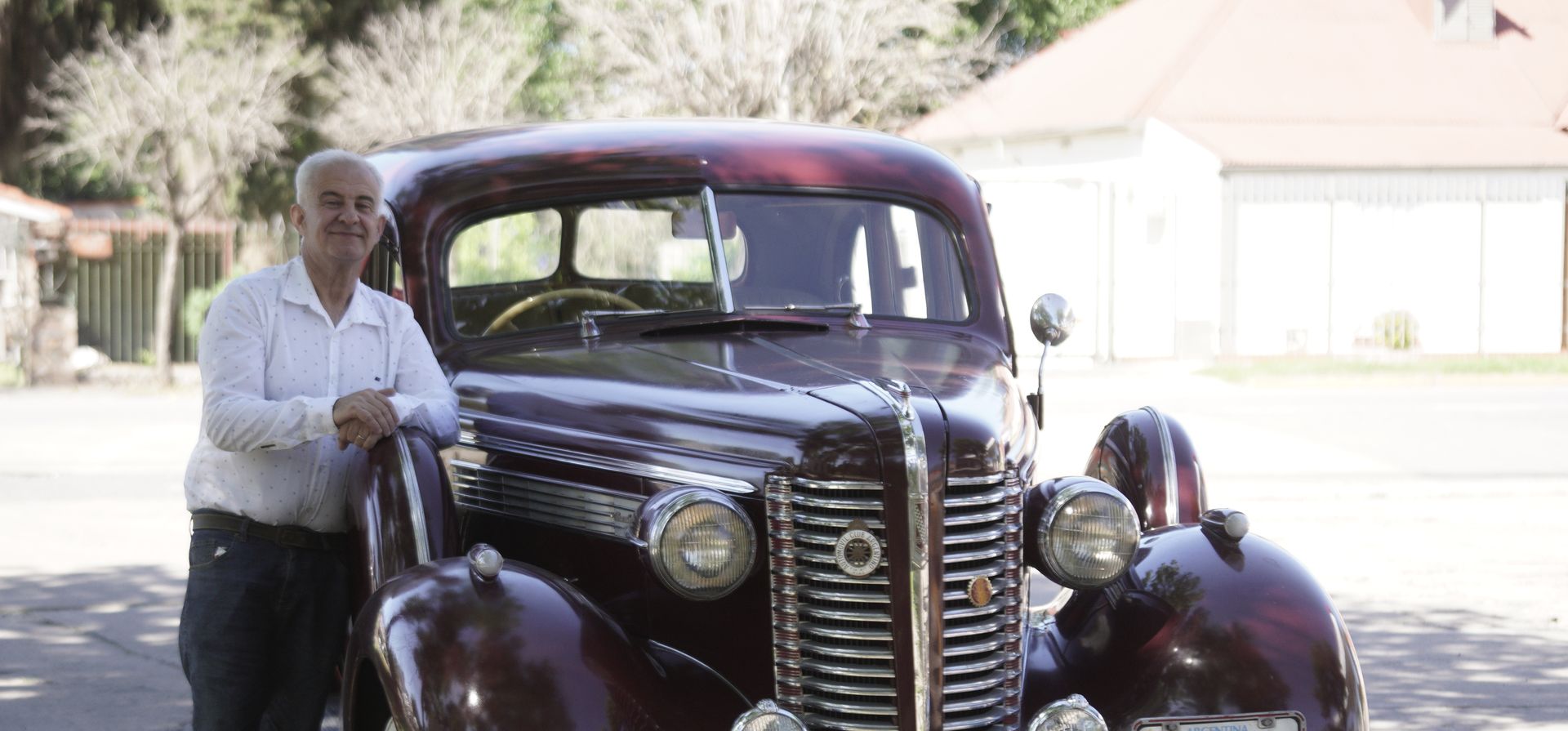 El loco de los autos antiguos: recorre Funes en un Ford A 29 o un Buick 39