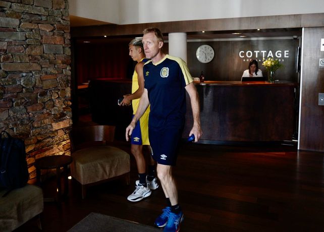 El secretario deportivo de Central, Federico Lussenhoff, sale del hotel. Irá a la playa a jugar al fútbol-tenis.