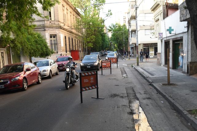 Sobre Alem está una de las bicisendas que generan polémica. En la esquina de Mendoza el colectivo debe invadirla para poder girar. (Marcelo Bustamante / La Capital)