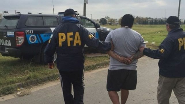 Esposado. El negro González va camino de la prisión tras ser detenido.