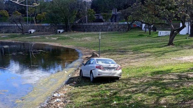 Insólito: se olvidó de poner el freno de mano y su auto casi termina dentro del lago del Parque del Sur