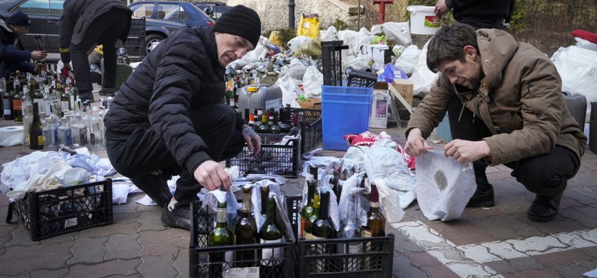 Miembros de la defensa civil preparan cócteles molotov en una calle de Kiev. Las tropas rusas han entrado este domingo en Járkov, la segunda mayor ciudad de Ucrania (1,4 millones de habitantes), situada en el noreste del país, según confirmó la administración regional.