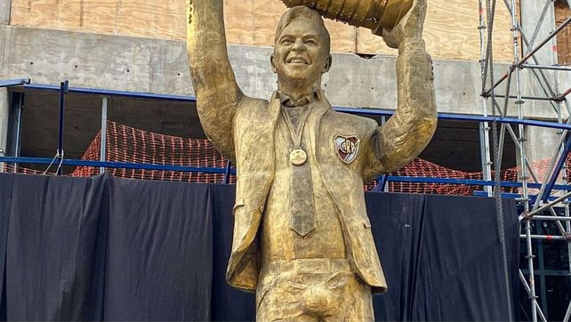 Tras las críticas, limarán la entrepierna de la estatua de Gallardo