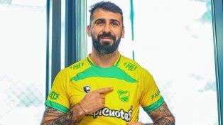 Lucas Pratto con la camiseta del Halcón de Florencio Varela.