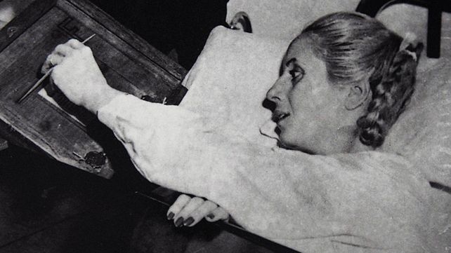En un lluvioso domingo 11 de noviembre de 1951, Evita hace uso del Derecho al voto femenino, internada en un hospital de Avellaneda. 