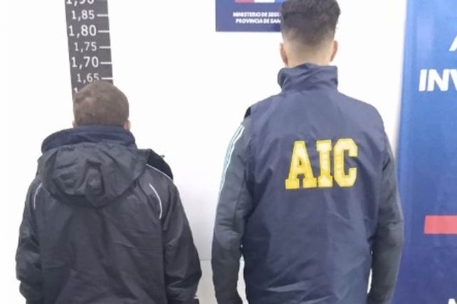 El presunto autor del crimen (izquierda) se presentó espontáneamente en la sede la AIC.