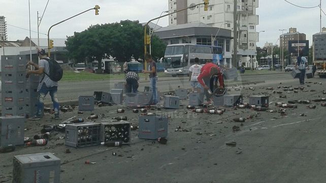 Un camión que transportaba cervezas perdió su carga en plena avenida Alem