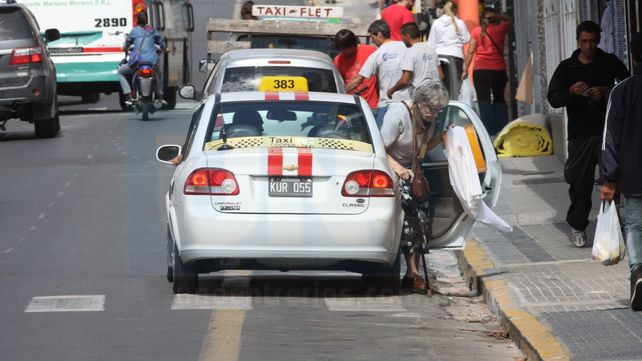 Taxistas paranaenses quieren la bajada de bandera a 40 pesos
