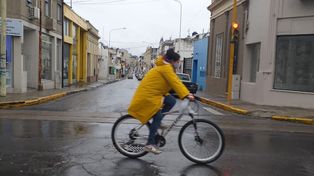 Una ciclista desafiando la lluvia en calle Carb&oacute; de Paran&aacute;.&nbsp;
