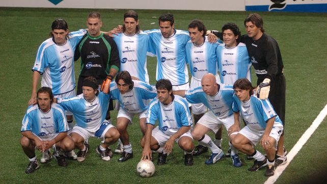 20 de Mayo de 2006. Maradona y el plantel del showbol en el estadio del parque Independencia.