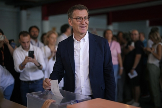 Alberto Núñez Feijóo, líder del PP, al momento de votar hoy en Madrid. Sería el nuevo jefe de gobierno, si se confirman los resultados.