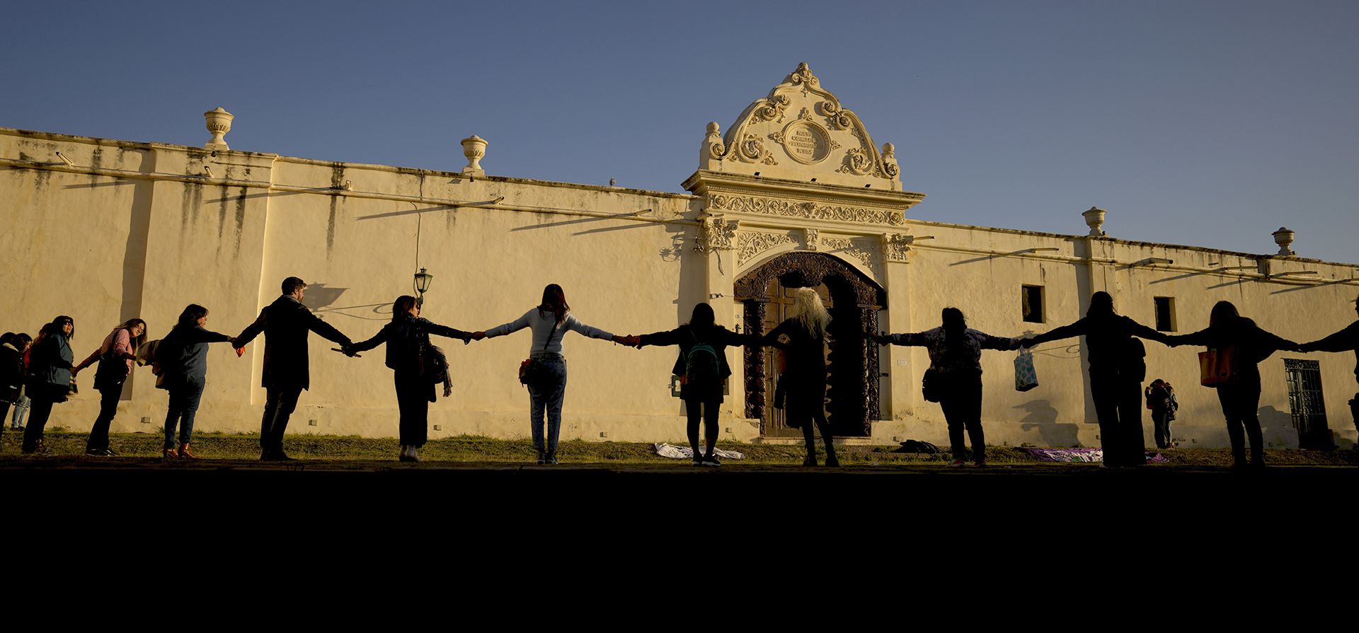 Un grupo de mujeres protestan tomadas de la mano mientras rodean el convento de San Bernardo en Salta, Argentina. Las mujeres se reunieron en apoyo de las monjas de clausura del convento que acusaron al arzobispo de la provincia de Salta, Mario Antonio Cargnello, y a otros funcionarios de la iglesia de género, basada en la violencia psicológica y física.