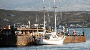 Apareció en Malvinas un velero que militantes K abandonaron en el mar