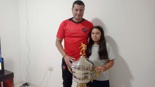Marcelo Candia, entrenador de Patronato, junto a su hija Alma.