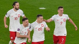Todos los jugadores de Polonia con Zielinski, que marcó el primero de la victoria sobre Arabia Saudita.