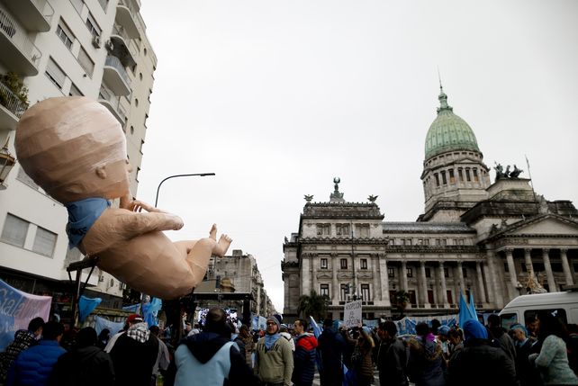 Manifestantes contra la despenalización del aborto se congregan frente al Congreso en Buenos Aires