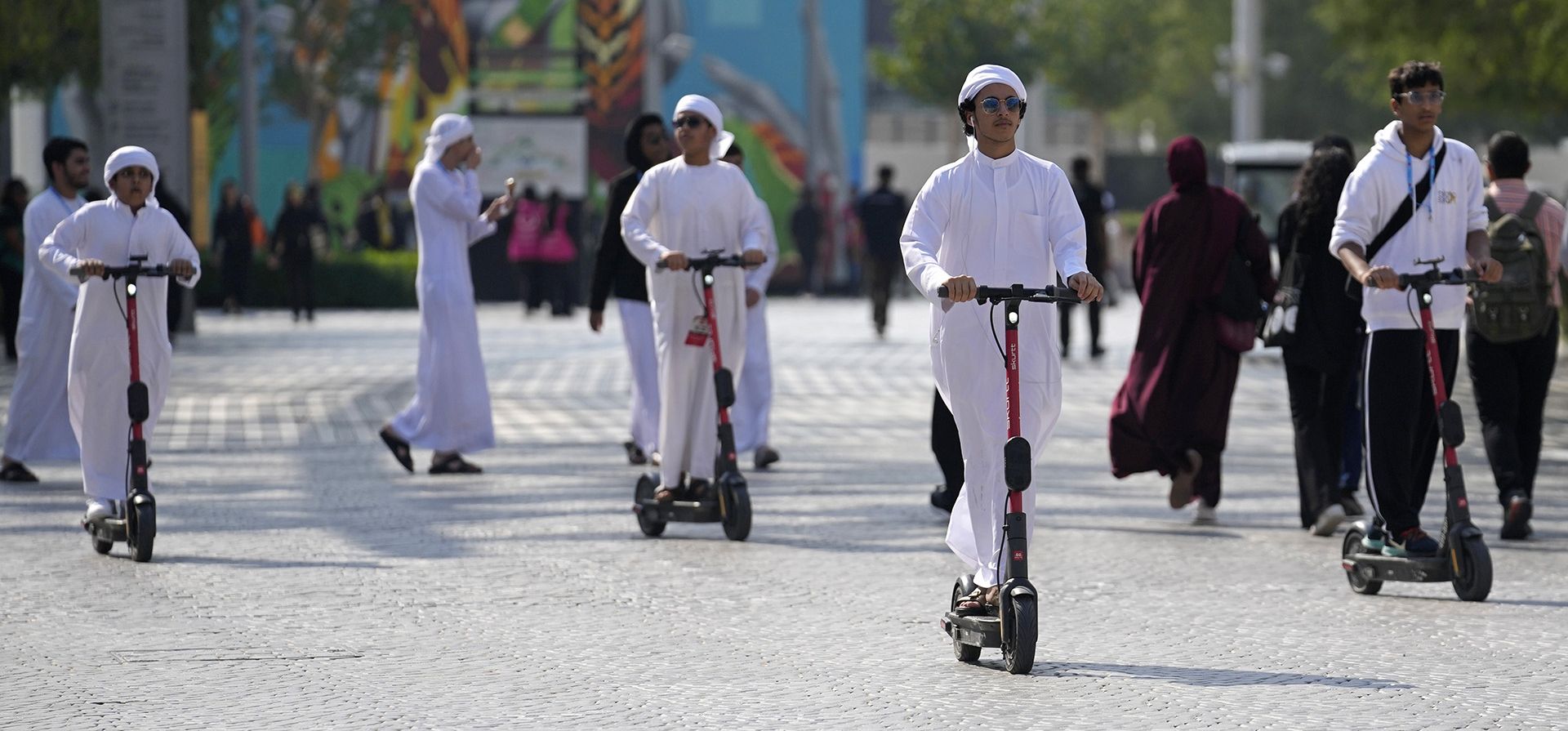 La gente viaja en un scooter eléctrico durante la Cumbre Climática de la ONU COP28, el viernes 8 de diciembre de 2023, en Dubai, Emiratos Árabes Unidos. (Foto AP/Rafiq Maqbool) La gente viaja en un scooter eléctrico durante la Cumbre Climática de la ONU COP28, el viernes 8 de diciembre de 2023, en Dubai, Emiratos Árabes Unidos. (Foto AP/Rafiq Maqbool)