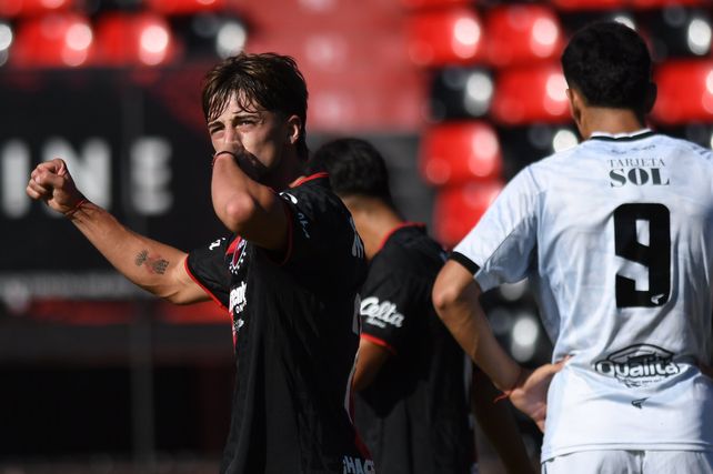 Los pibes de Newells treparon con el triunfo en el Parque.