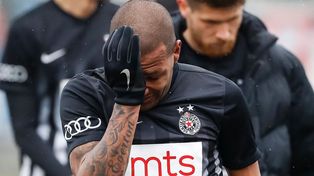 Un brasileño dejó la cancha entre lágrimas tras cantos racistas de los hinchas rivales en Serbia