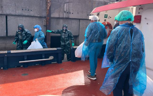 Especialistas toman muestras y retiran material que estuvo en contacto con los pasajero del crucero durante el brote de hantavirus