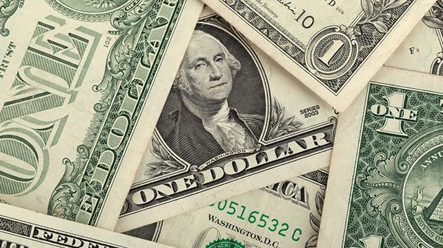 El dólar baja 13 centavos, a 17,65 pesos