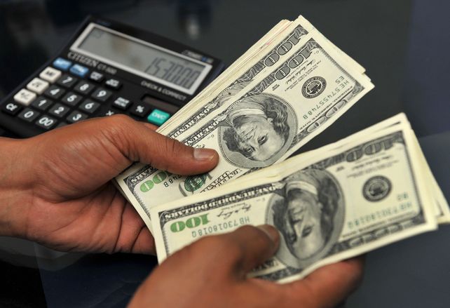 La nueva cotización del dólar turista se ubicará cerca de $1.355 por unidad
