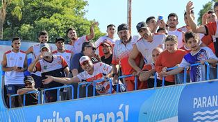 José Cáceres en la caravana de Atlético Paraná y charlando con Ovación desde colectivo