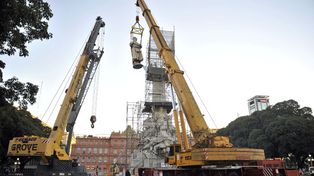 Bajaron la estatua de Colón en una plazoleta detrás de la Casa Rosada