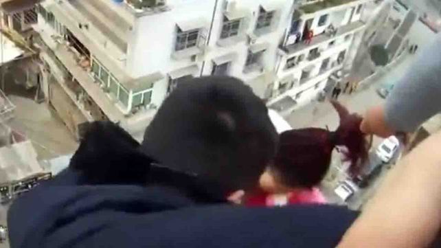 Un hombre agarró a su mujer del pelo y la salvó de caer al vacío desde una terraza