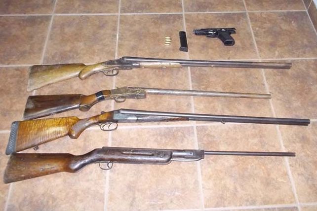 Detenidos y armas secuestradas durante un allanamiento en el barrio del Tránsito