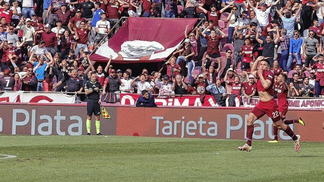 Matías Pérez apareció de cabeza sobre la hora para darle el triunfo a Lanús frente a Arsenal.