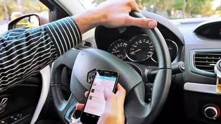 Chatear o usar el celular mientras se conduce multiplica por 4 el riesgo de sufrir un siniestro vial y disminuye hasta en 50% la atención de un conductor.