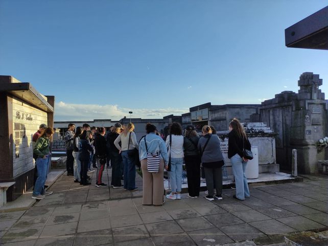 Sastre se suma a la tendencia de las recorridas guiadas por el cementerio local