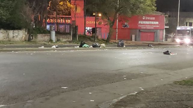Algunas calles de Paraná amanecieron repletas de basura por asamblea de municipales