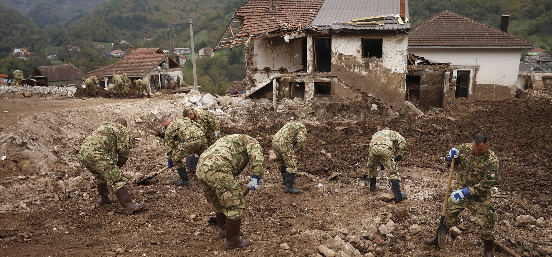 Soldados húngaros que prestan servicio en la misión Eufor limpian una zona afectada recientemente por inundaciones y deslizamientos de tierra en Jablanica, Bosnia, el jueves 24 de octubre de 2024. (Foto AP/Armin Durgut) Soldados húngaros que prestan servicio en la misión Eufor limpian una zona afectada recientemente por inundaciones y deslizamientos de tierra en Jablanica, Bosnia, el jueves 24 de octubre de 2024. (Foto AP/Armin Durgut)