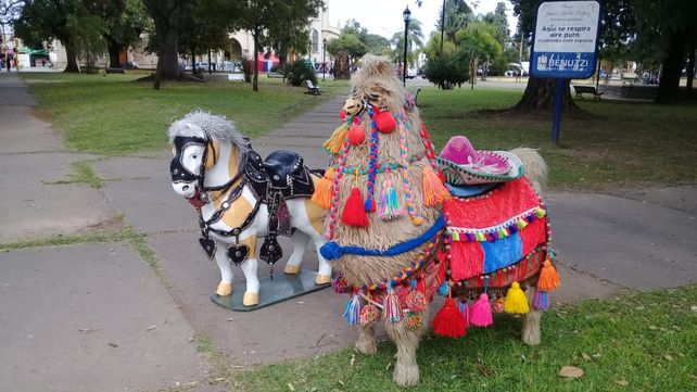 Las figuras que provocaron la confusión de algunos habitantes del barrio santafesino.