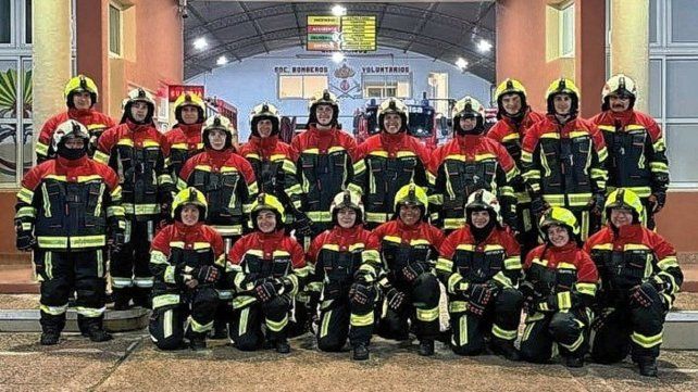 Los trajes de los Bomberos Voluntarios de Villa Elisa son de última generación y brindan mayor protección.