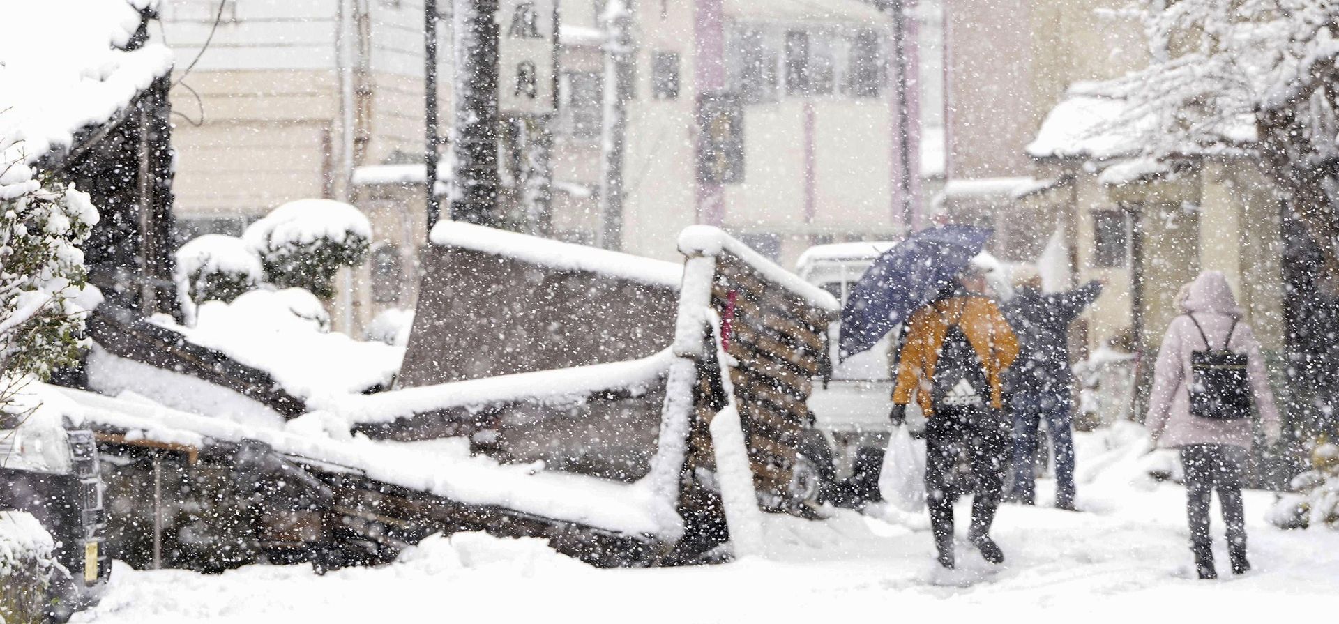 La gente camina junto a edificios caídos en Anamizu, prefectura de Ishikawa, afectada por el terremoto, el lunes 8 de enero de 2024. Miles de personas que se quedaron sin hogar de la noche a la mañana viven con cansancio e incertidumbre en la costa occidental de Japón, una semana después de que poderosos terremotos azotaran la región. (Kyodo News vía AP) La gente camina junto a edificios caídos en Anamizu, prefectura de Ishikawa, afectada por el terremoto, el lunes 8 de enero de 2024. Miles de personas que se quedaron sin hogar de la noche a la mañana viven con cansancio e incertidumbre en la costa occidental de Japón, una semana después de que poderosos terremotos azotaran la región. (Kyodo News vía AP)