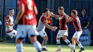 Arnaldo González festeja el gol del triunfo para Patronato.