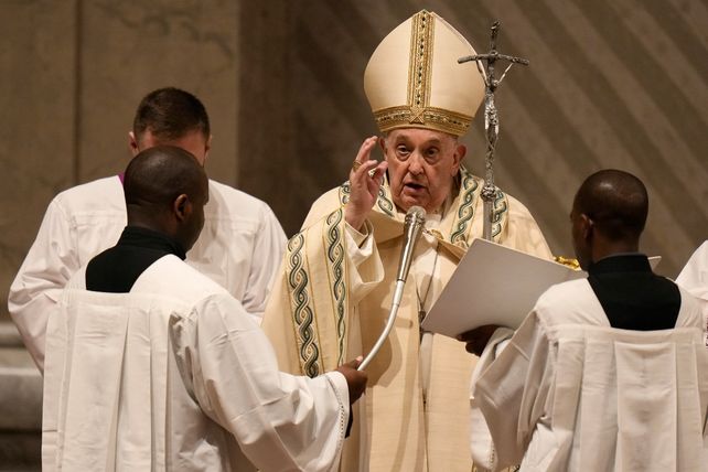 El Papa este sábado. Se levantó y caminó durante pasajes que le exigió la liturgia.